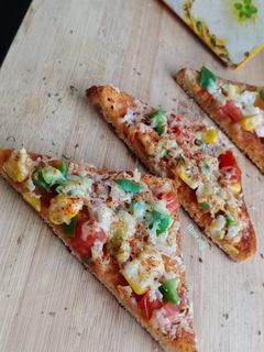 ब्रेड पिज़्ज़ा(Bread pizza recipe in Hindi) रेसिपी मुख्य फोटो