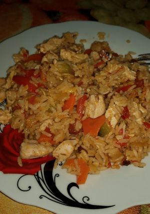 Una foto de Arroz salteado con pollo y verduras