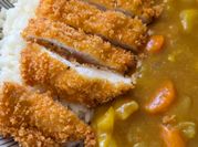 Una foto de pollo al curry con patatas