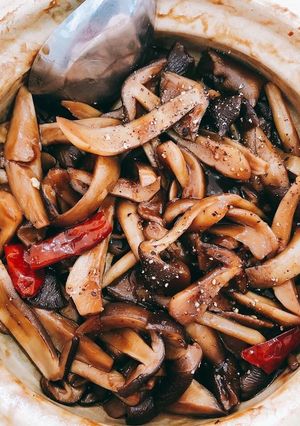 Hình của món Nấm Mối Kho Tộ.