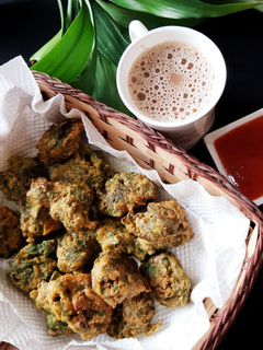 कुरकुरकुरे पालक के पकोड़े (Kurkure Palak ke Pakode Recipe in Hindi) रेसिपी मुख्य फोटो