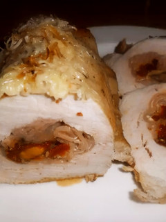 Una foto de Lomo de cerdo relleno de jamón, tomatitos secos y champiñones