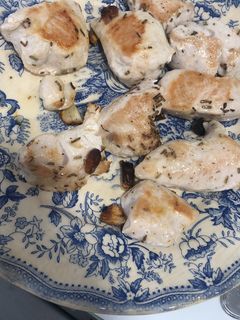 Una foto de Pavo plancha al ajito y romero