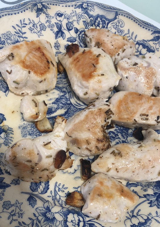 Una foto de Pavo plancha al ajito y romero