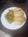 Empanadillas de merluza, gambas, palitos de cangrejo y huevo duro al horno con ensalada