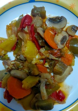 Una foto de Champiñones con verduras 🍄🍅🧅🌶️🫑🧄🍆🥕