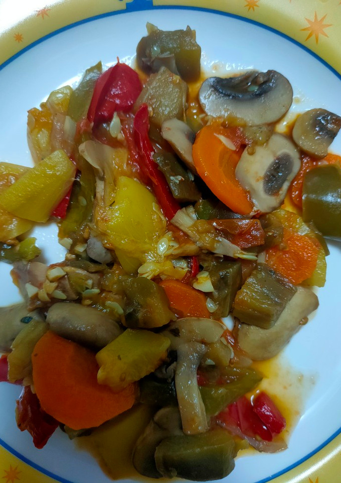 Una foto de Champiñones con verduras 🍄🍅🧅🌶️🫑🧄🍆🥕