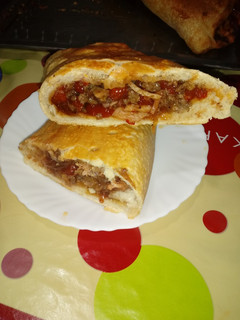 Una foto de Calzones de salchichón fresco pimiento, cebolla caramelizada