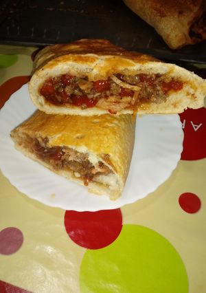 Foto principal de Calzones de salchichón fresco pimiento, cebolla caramelizada