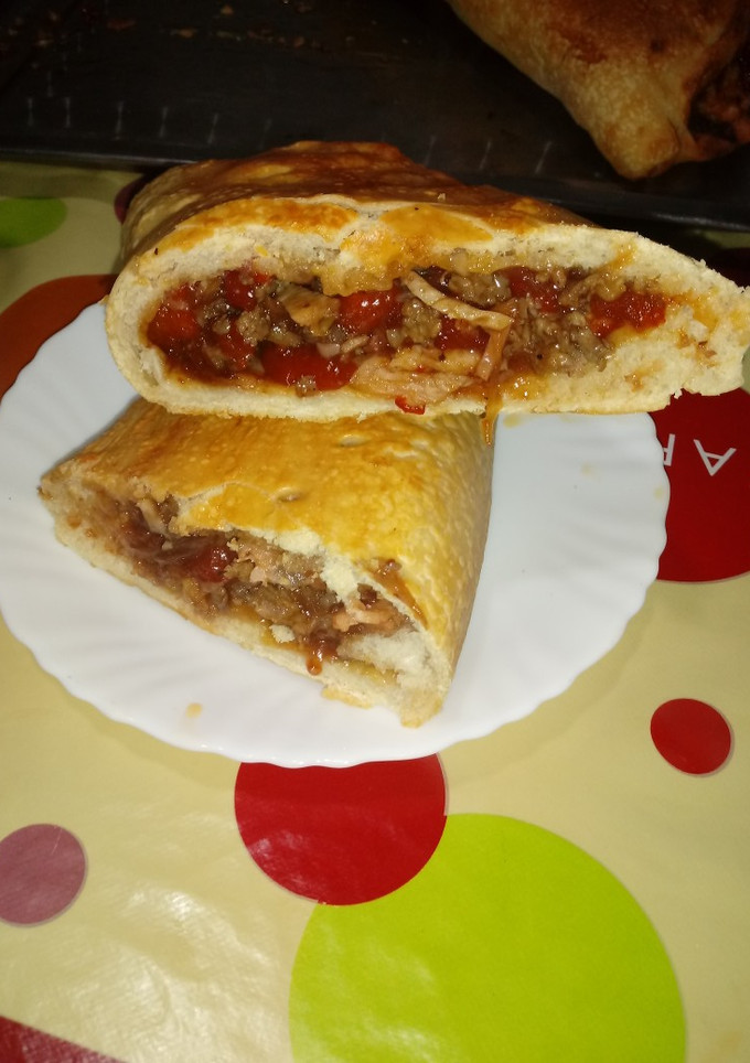 Una foto de Calzones de salchichón fresco pimiento, cebolla caramelizada