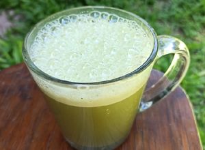Una foto de Matcha latte frío