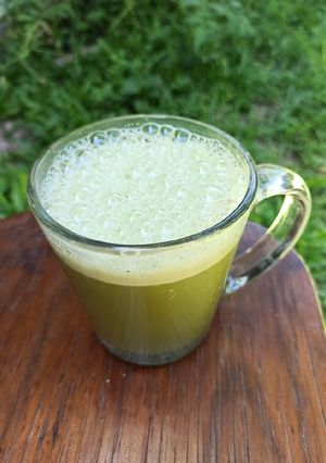 Una foto de Matcha latte frío
