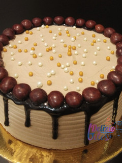 એગલેસ ચોકલેટ કેક (Eggless Chocolate cake recipe in gujarati) રેસીપી મુખ્ય ફોટો