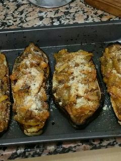 Una foto de Berenjenas al horno rellenas de ajos tiernos y beicon