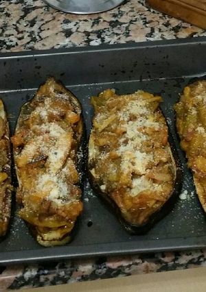 Foto principal de Berenjenas al horno rellenas de ajos tiernos y beicon
