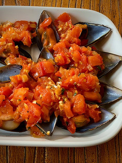 Una foto de Mejillones con tomate natural
