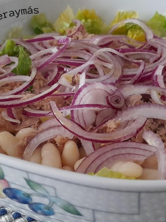 Una foto de Ensalada de alubias y atún