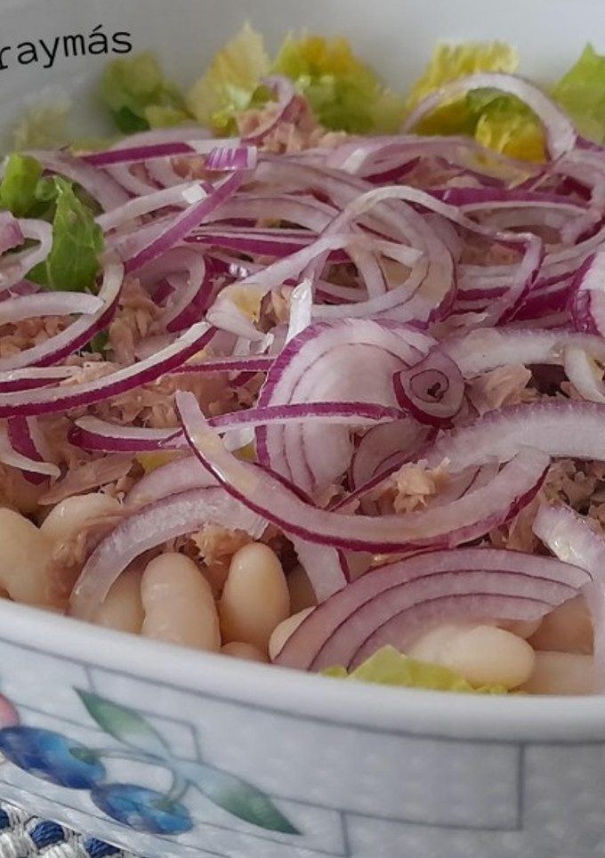 Una foto de Ensalada de alubias y atún