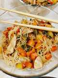 Vermicelli di riso verdure e trancetti di pollo con salsa soia
