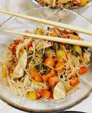 Vermicelli di riso verdure e trancetti di pollo con salsa soia