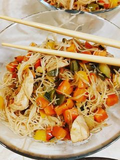 Foto di Vermicelli di riso verdure e trancetti di pollo con salsa soia