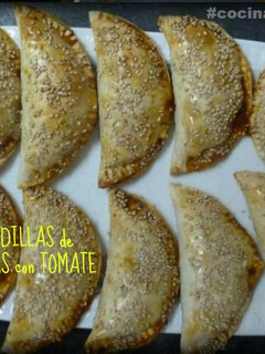 Una foto de Empanadillas de salchichas frescas con tomate