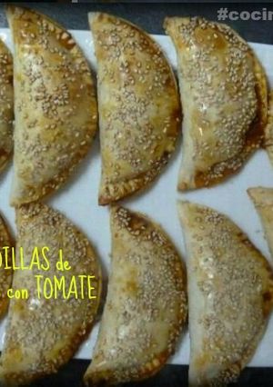 Foto principal de Empanadillas de salchichas frescas con tomate