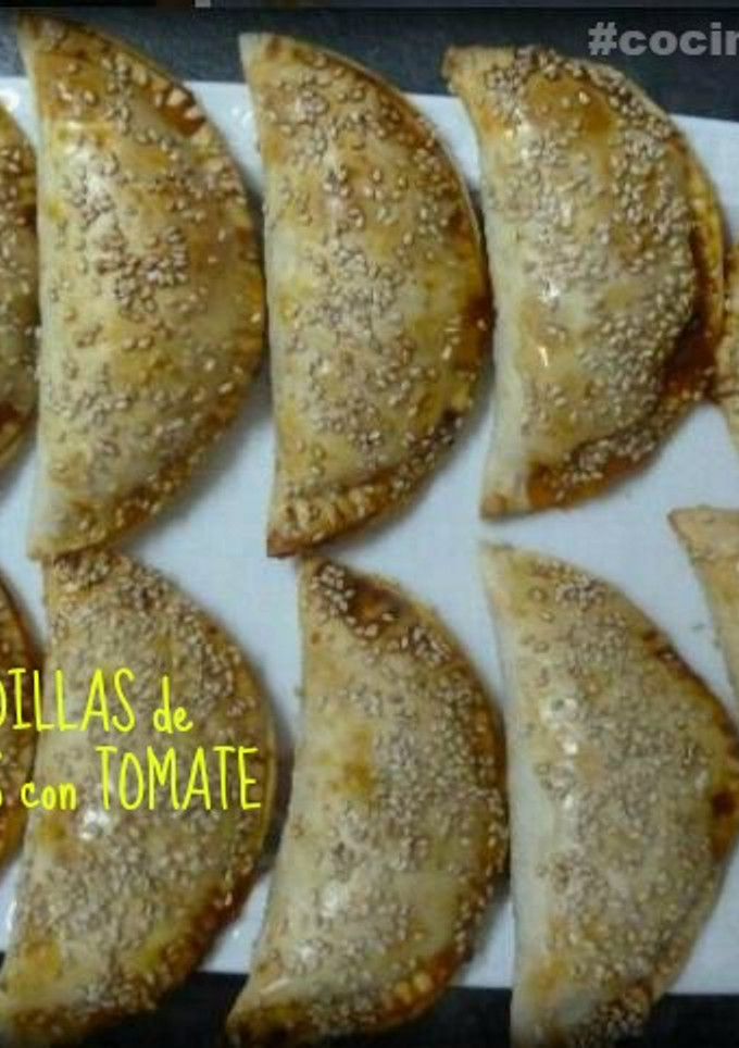 Una foto de Empanadillas de salchichas frescas con tomate