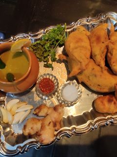 हरी मिर्च के पकौड़े के साथ अदरक लहसुन हरी मिर्च और धनिया की चटनी रेसिपी मुख्य फोटो