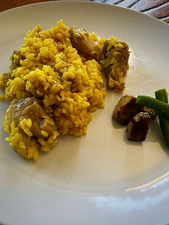Una foto de Arroz con foie, secreto y verduras