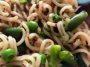 Una foto de fideos japoneses