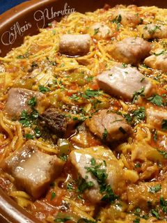 Una foto de Cazuela de bonito rosado del estrecho, con fideos chinos