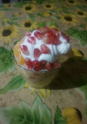 Une photo de Salade orange / grenade / crème chantilly