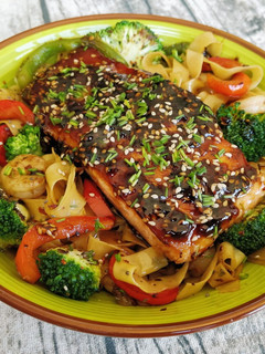 Una foto de Noodles con verduras y salmón teriyaki
