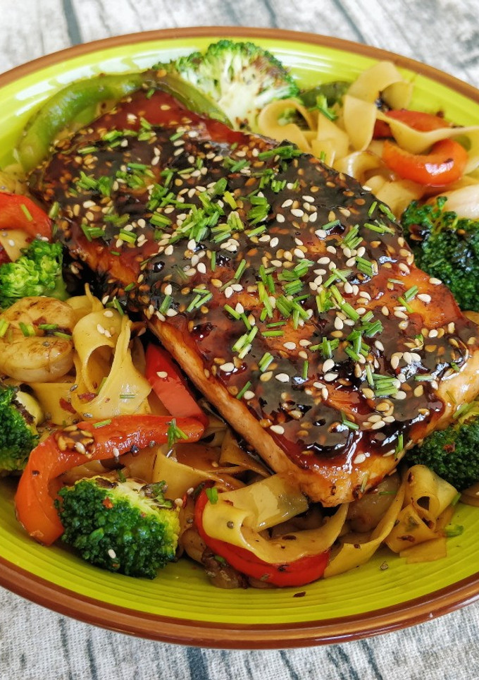 Una foto de Noodles con verduras y salmón teriyaki