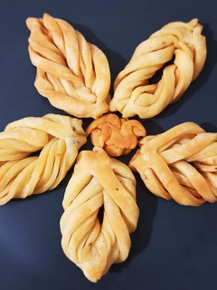 डिजाईनर मठरी (designer mathri recipe in Hindi) रेसिपी मुख्य फोटो