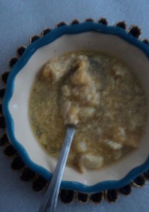 Una foto de Caldo de chicharrón  cerdo con papas para el frío