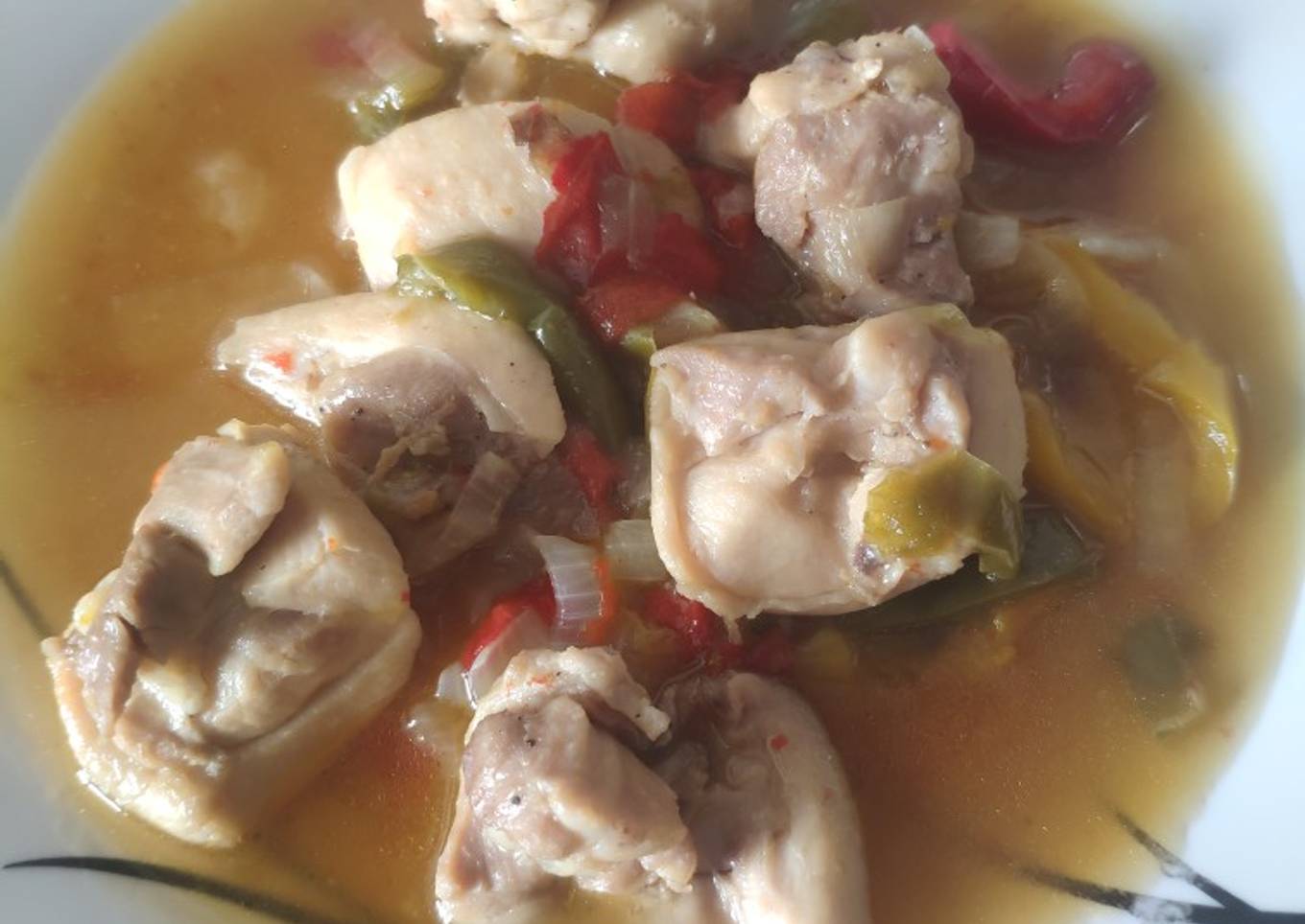 Pollo a la cerveza con pimientos de colores en mambo