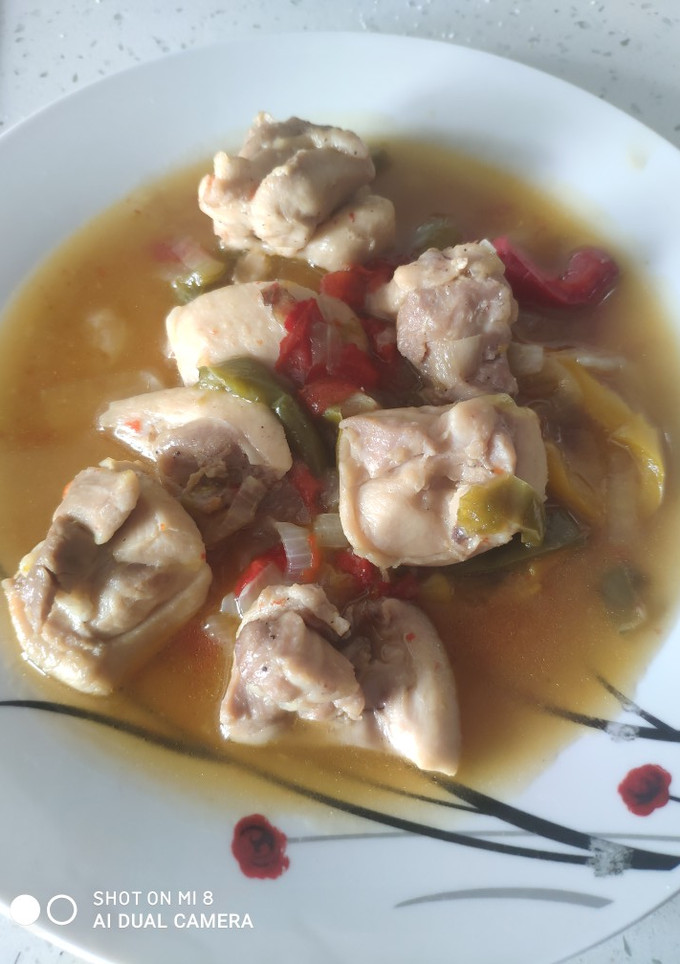 Una foto de Pollo a la cerveza con pimientos de colores en mambo