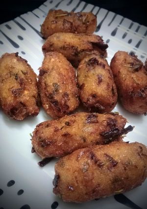 राईस  पोटातो बुलेट (rice potato bullet recipe in marathi) रेसिपी चे मुख्य फोटो 