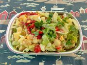 Una foto de ensalada de papa y lechuga