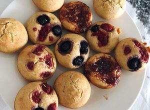Una foto de Muffins de limón con frutos rojos