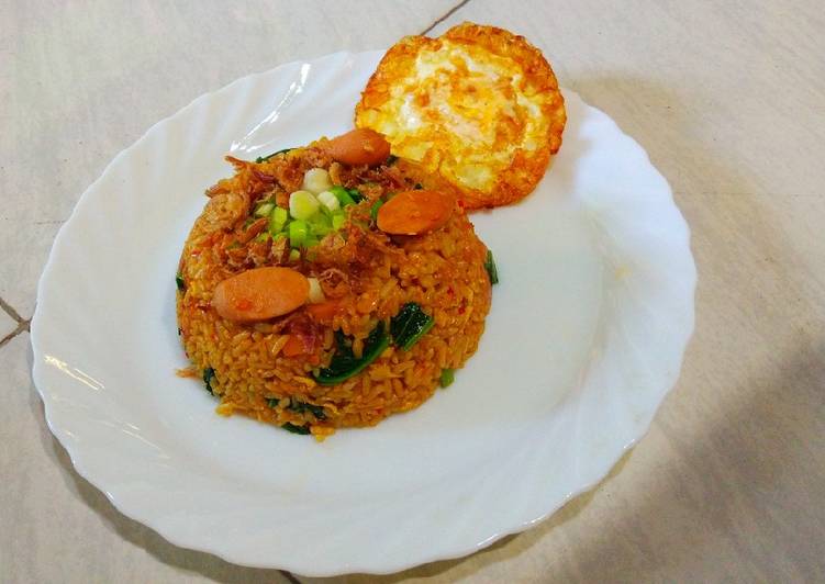 Langkah Mudah untuk Menyiapkan Nasi Goreng Sosis Spesial + Telur Ceplok 🍛🍳 Anti Gagal