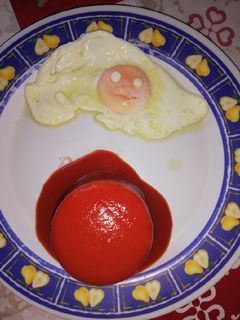 Una foto de Arroz a la cubana con huevo frito con ojos