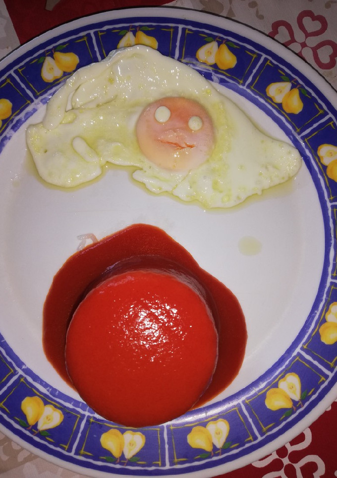 Una foto de Arroz a la cubana con huevo frito con ojos
