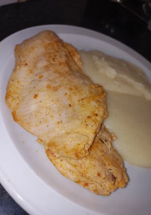 Una foto de Pechuga condimentada a la plancha con puré