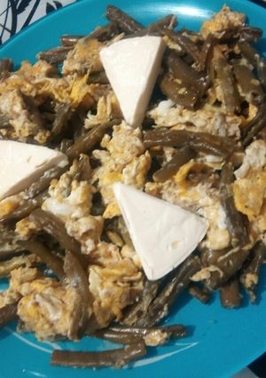 صورة لوصفة لوبيا خضره سوتي مع البيض والجبن