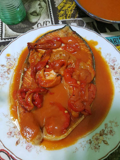 Una foto de Salmón plancha con tomate y pimientos asados