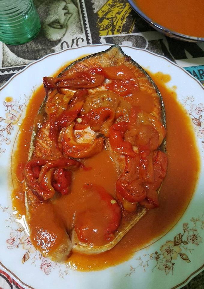 Una foto de Salmón plancha con tomate y pimientos asados