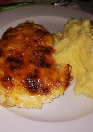 Sajtos-tejszínes rakott csirkemell, krumplipürével recept fotója